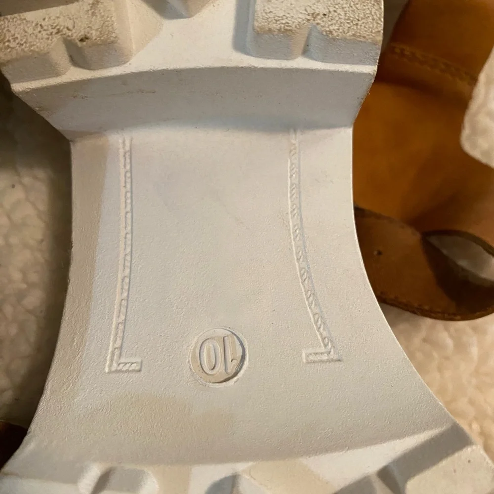 Women's Tan Sandals .  Size10  Comfort brand sandals,   In good condition. - Picture 5 of 7